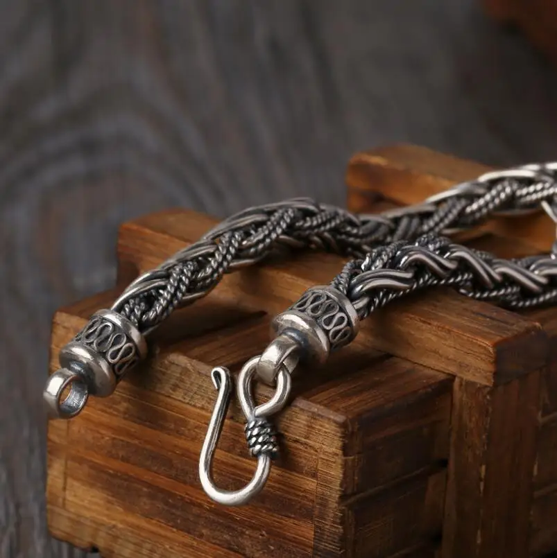 Грубый мм. За волосы девушку. Грубый мм. Схватил девочку за волосы. Держит за волосы.