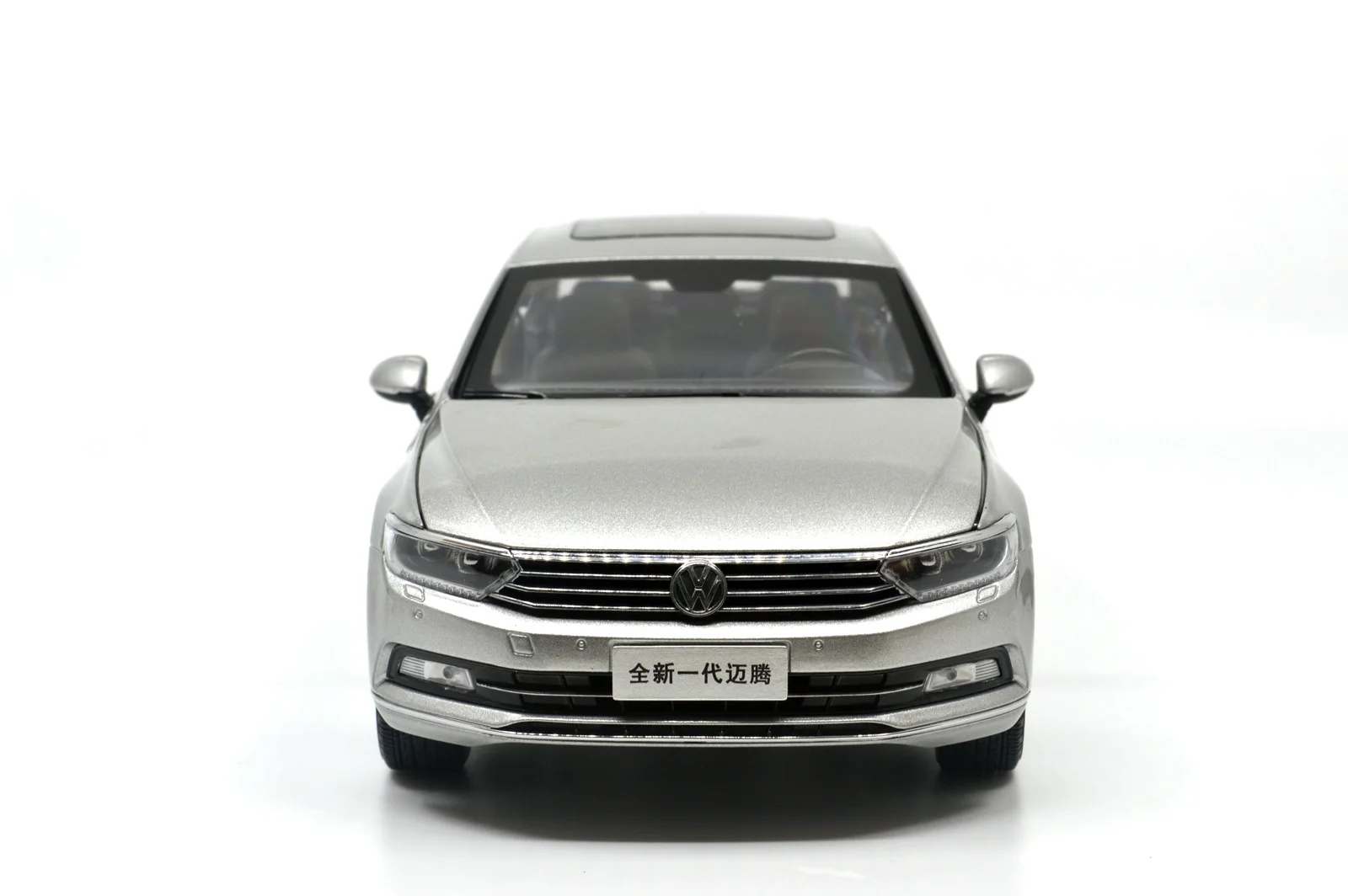 Модель Paudi 1/18 1:18 Масштаб VW Magotan(Passat B8) Серебристая литая модель автомобиля игрушка модель автомобиля открываются двери