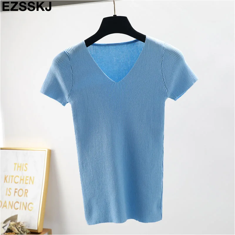 Женская трикотажная футболка с коротким рукавом однотонная облегающая v