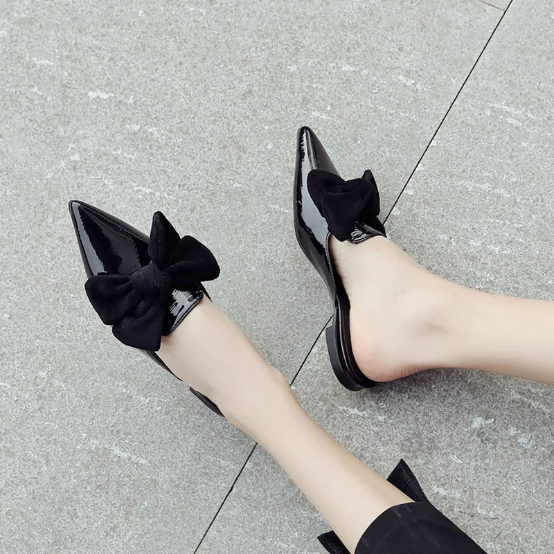 Туфли без задника из лаковой кожи женские летние тапочки с острым носком и бантом