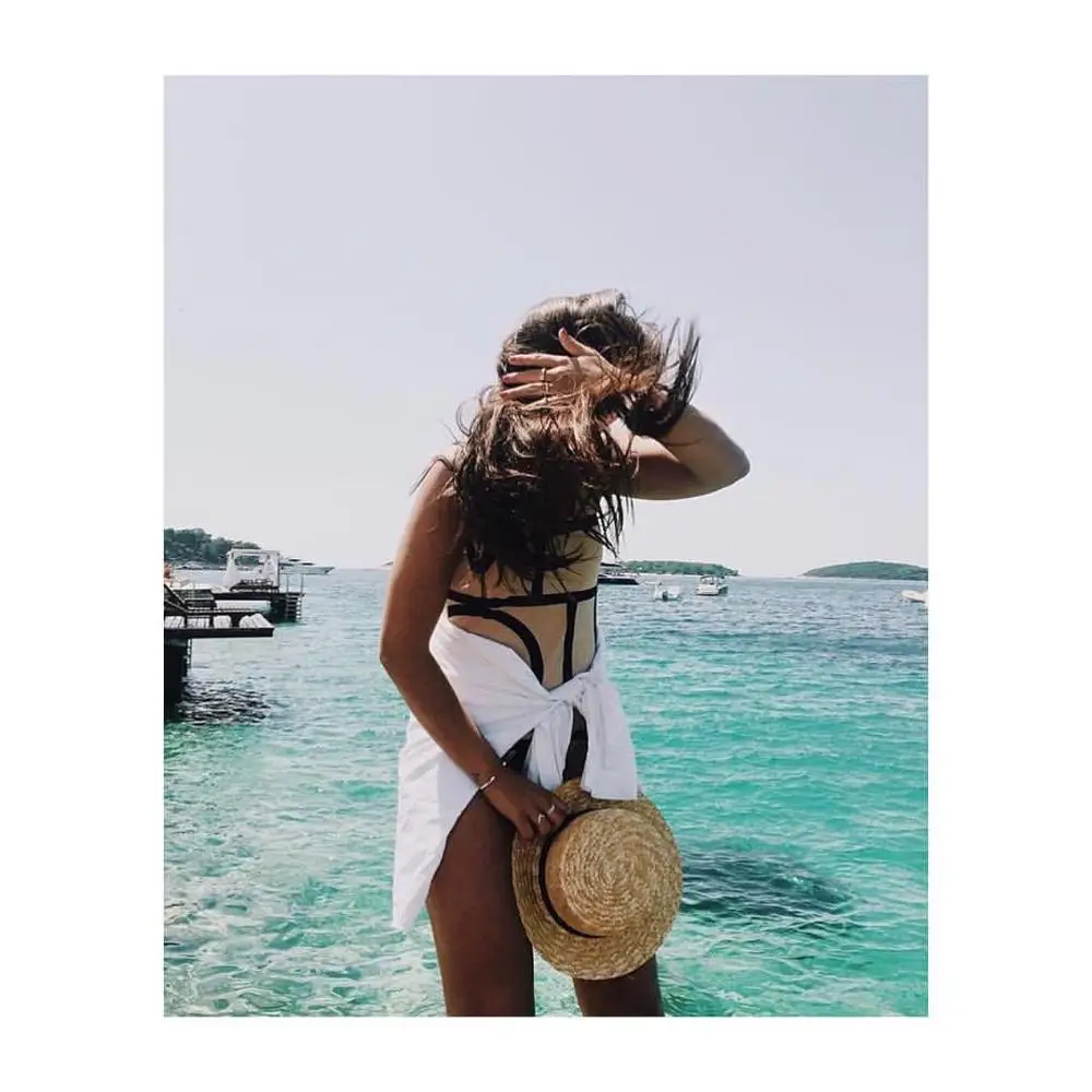 Слитный купальник с монограммой летний купальный костюм облегающий