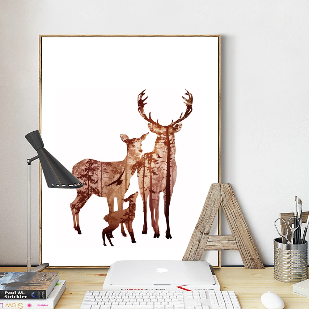 Бескаркасная Скандинавская фигура семьи оленей с сосновой лесной