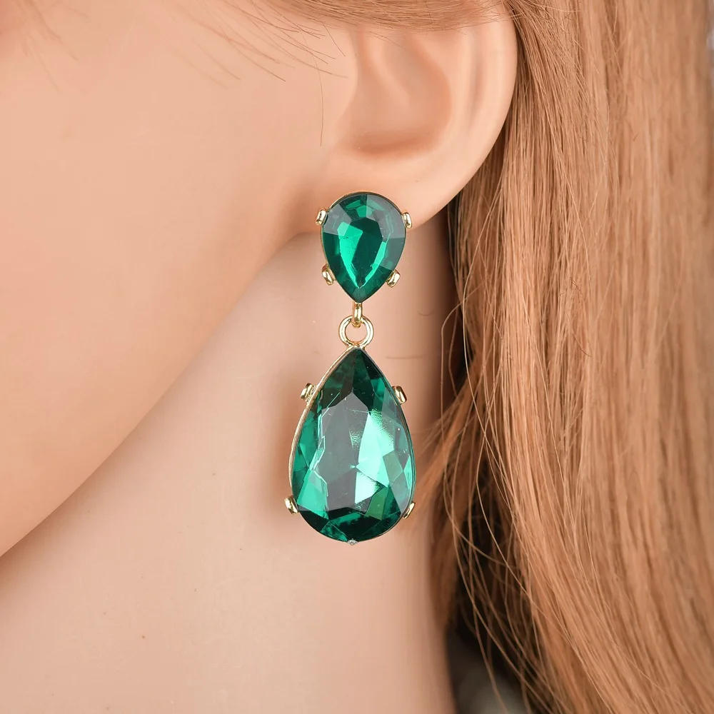 Шикарные женские серьги-гвоздики с каплевидным кристаллом воды в яркой расцветке изысканного стиля и роскоши.