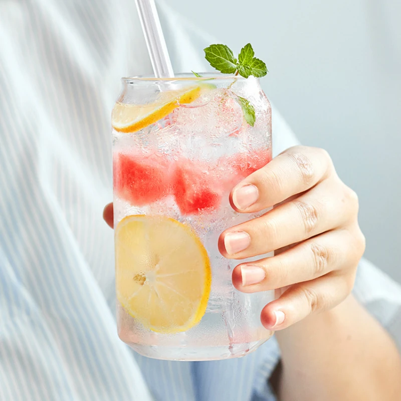 Кружка для колы из прозрачного стекла в современном минималистичном стиле