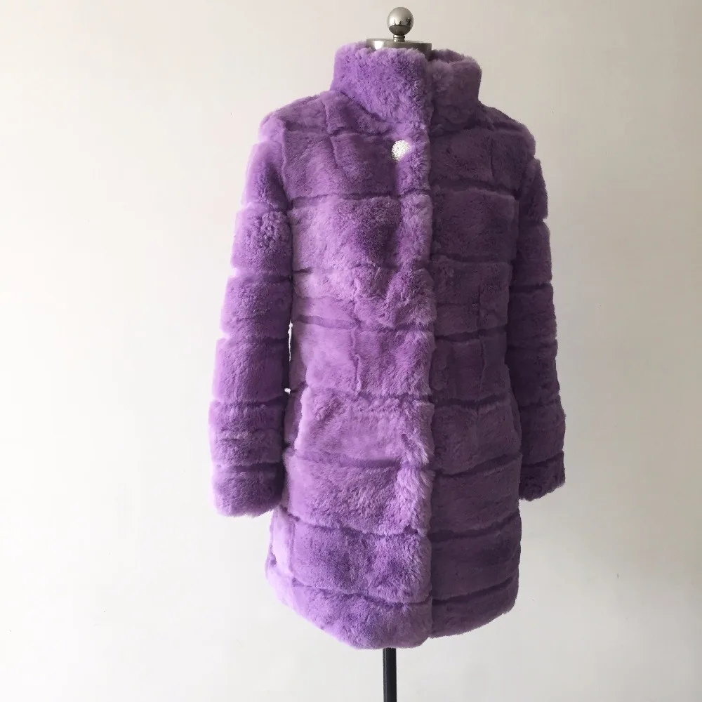 Женская кожаная куртка с воротником-стойкой и отделкой из натурального меха |