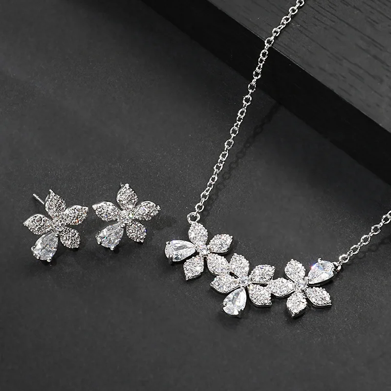 

Комплект ювелирных изделий из колье и серёг, с фианитом