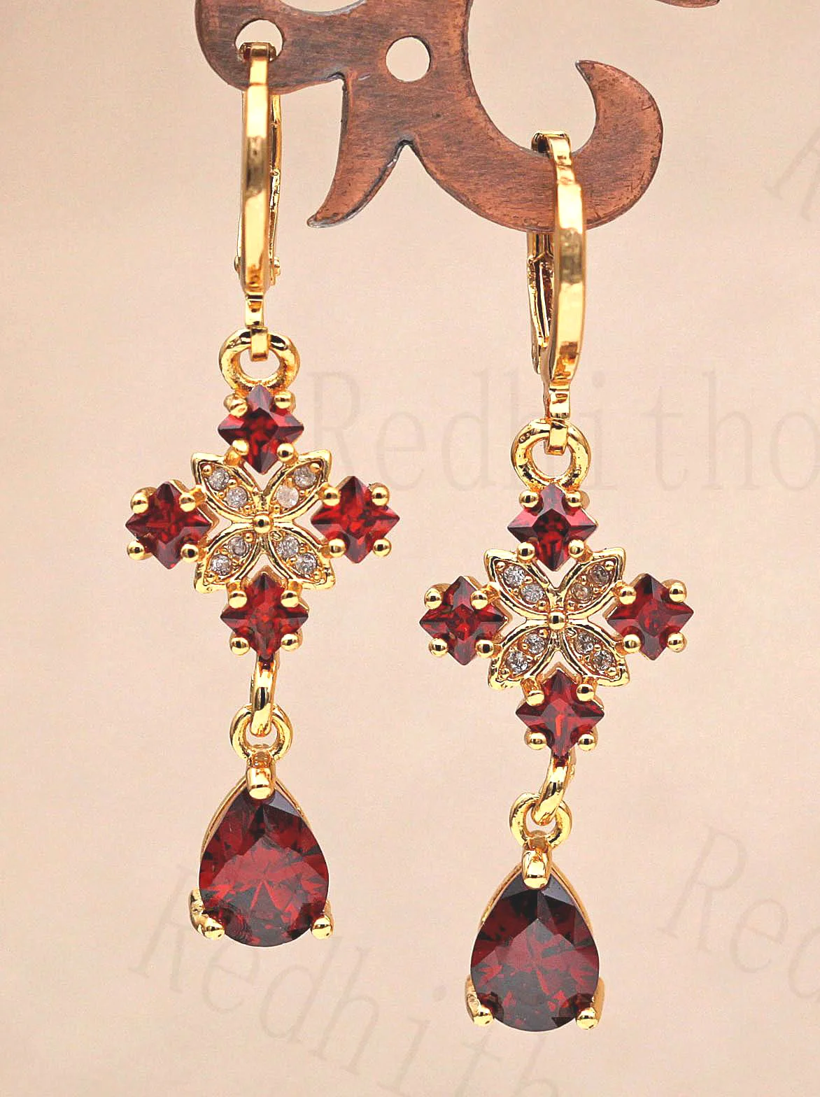 Серьги-подвески женские золотого цвета в форме цветка виде капли циркониевое