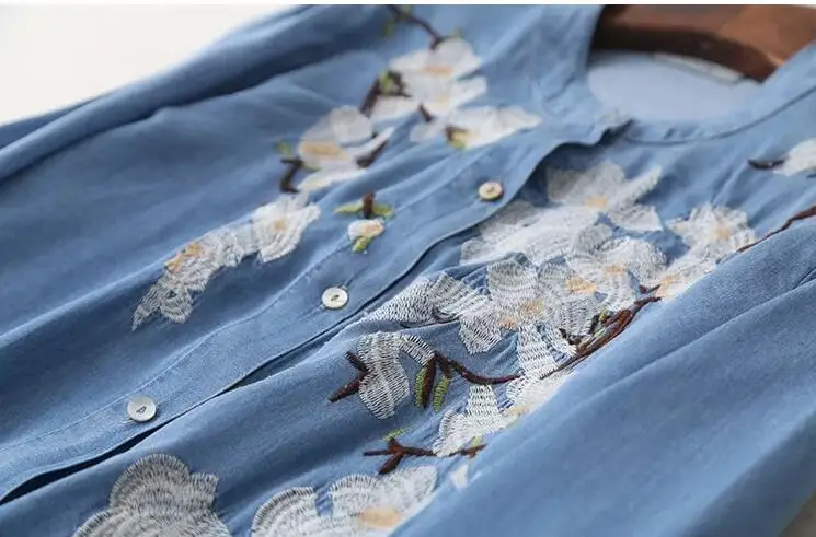 Женское джинсовое платье с цветочной вышивкой круглым вырезом и длинным рукавом