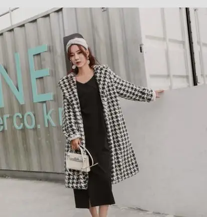 Женская длинная куртка на искусственном меху с узором гусиная лапка зиму и осень