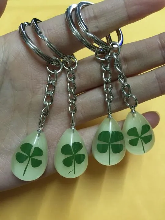 16 шт. натуральной четырехлистного клевера Jewelry Светящиеся в темноте брелок
