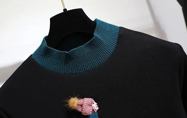 Футболка с воротником под горло и аппликацией героями мультфильмов буквенным