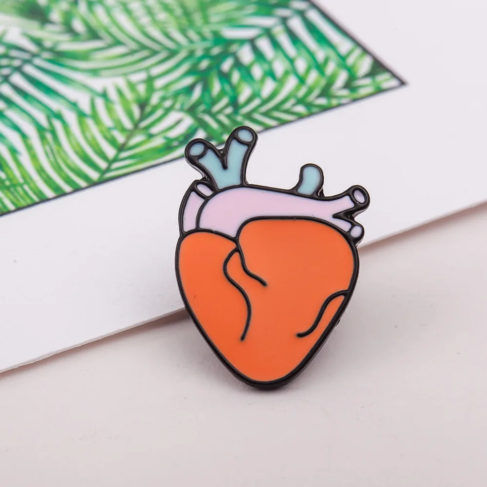 Эмалированная брошь в форме сердца и эмалированная с героями мультфильмов - Фото №1