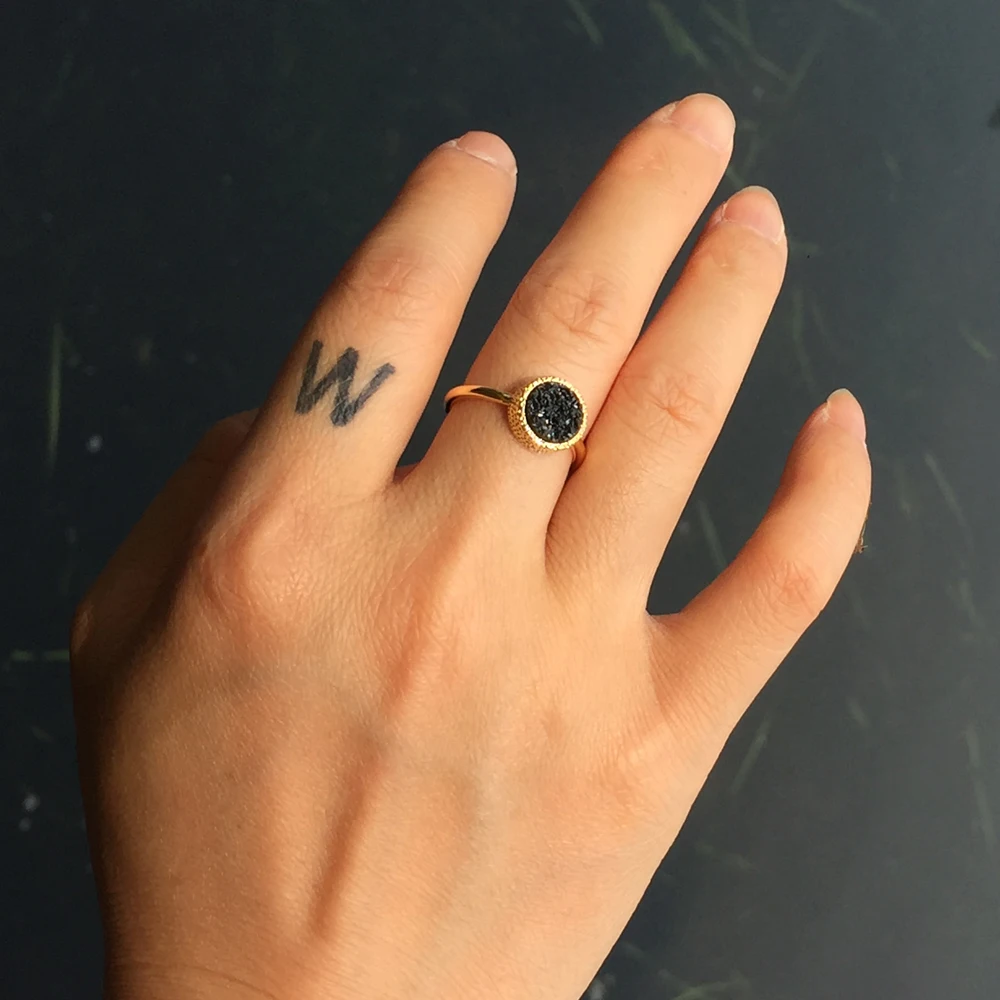 Круглые и квадратные кольца из меди золота с голубым черным драгоценным