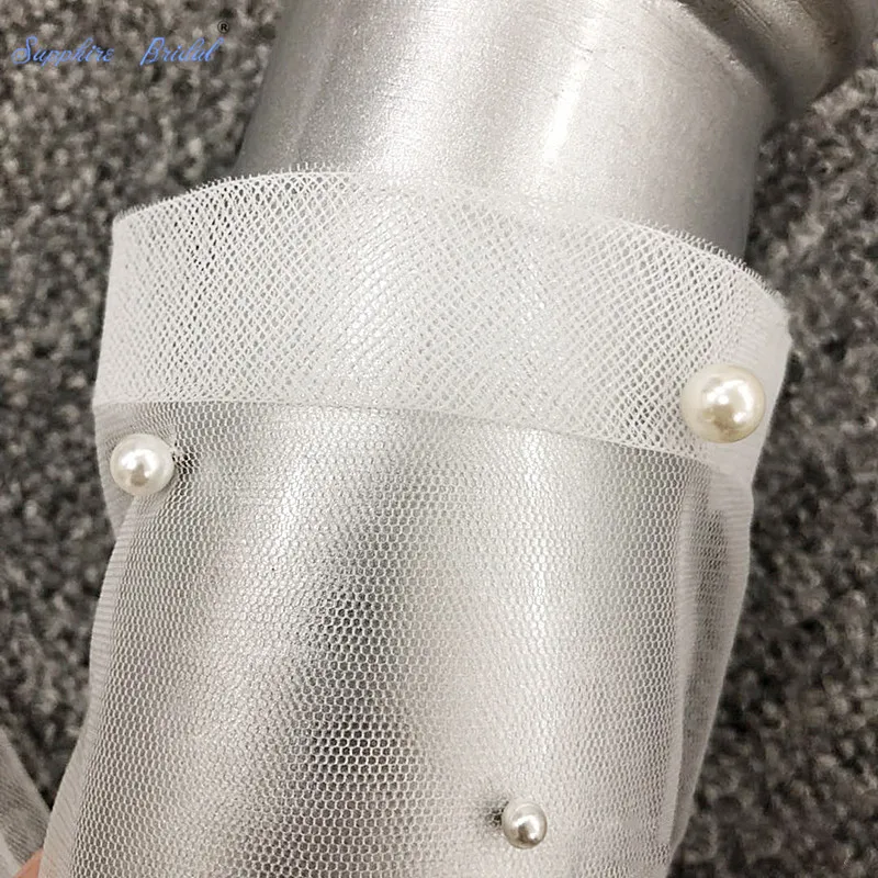 Перчатки из тюля для невесты с сапфировым оттенком, с технологией Touchscreen на половину пальцев и декором из жемчуга и кружева.