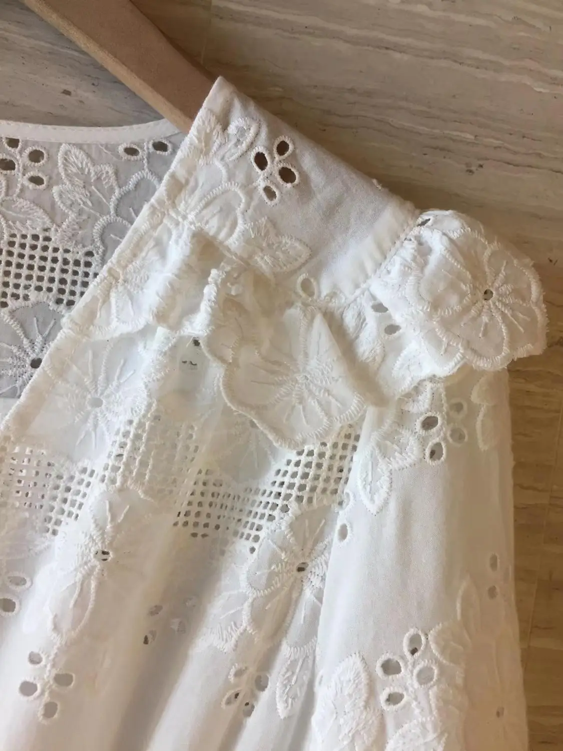 Летнее женское белое кружевное платье с вышивкой праздничное платье