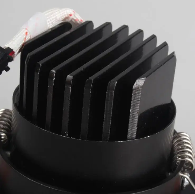 Приглушаемый Светодиодный точечный светильник утопленный COB в черном корпусе 110