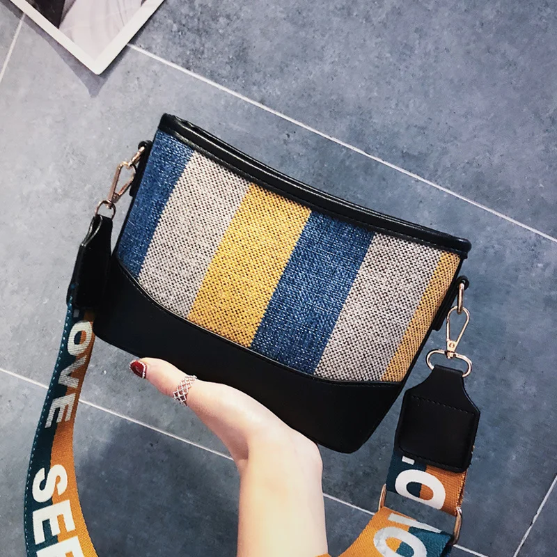 Женская сумка с полосками и буквенным принтом широкая через плечо маленькая