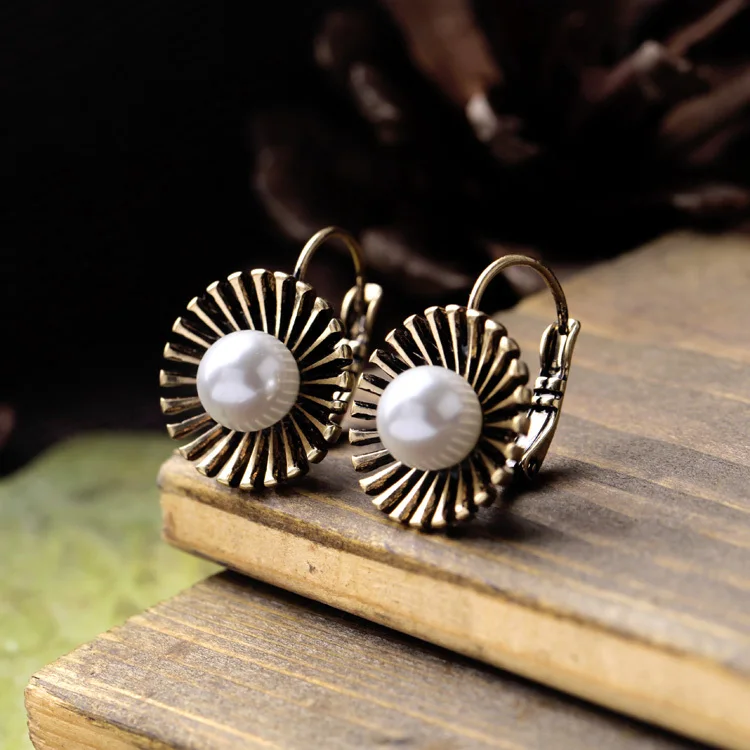 Женские серьги в виде подсолнуха брендовые золотистые с искусственным жемчугом