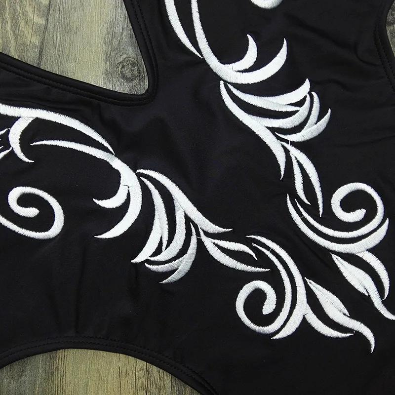 Новинка 2017 слитный купальник женский с высоким вырезом монокини вышивкой летний