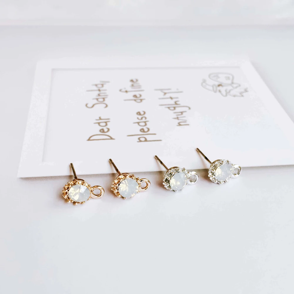 Стразы покрытые белым к золотом серьги-гвоздики простые аксессуары для ушей