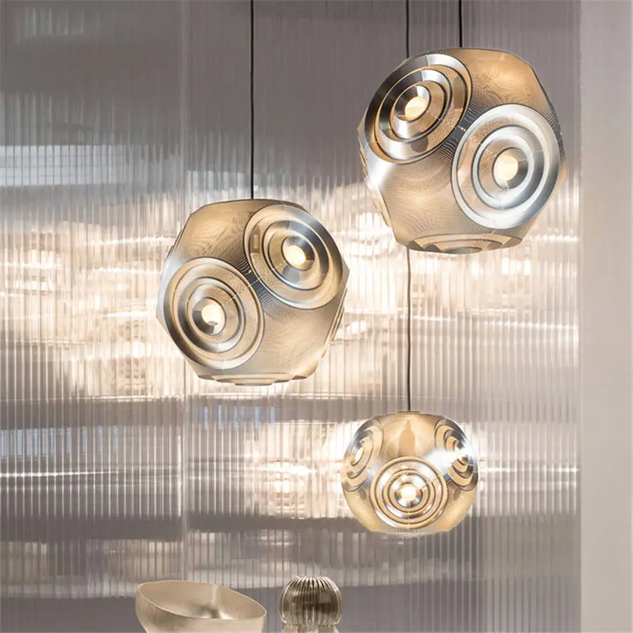 Постмодерн Золотой светодиодный подвесной светильник с космическим шариком для