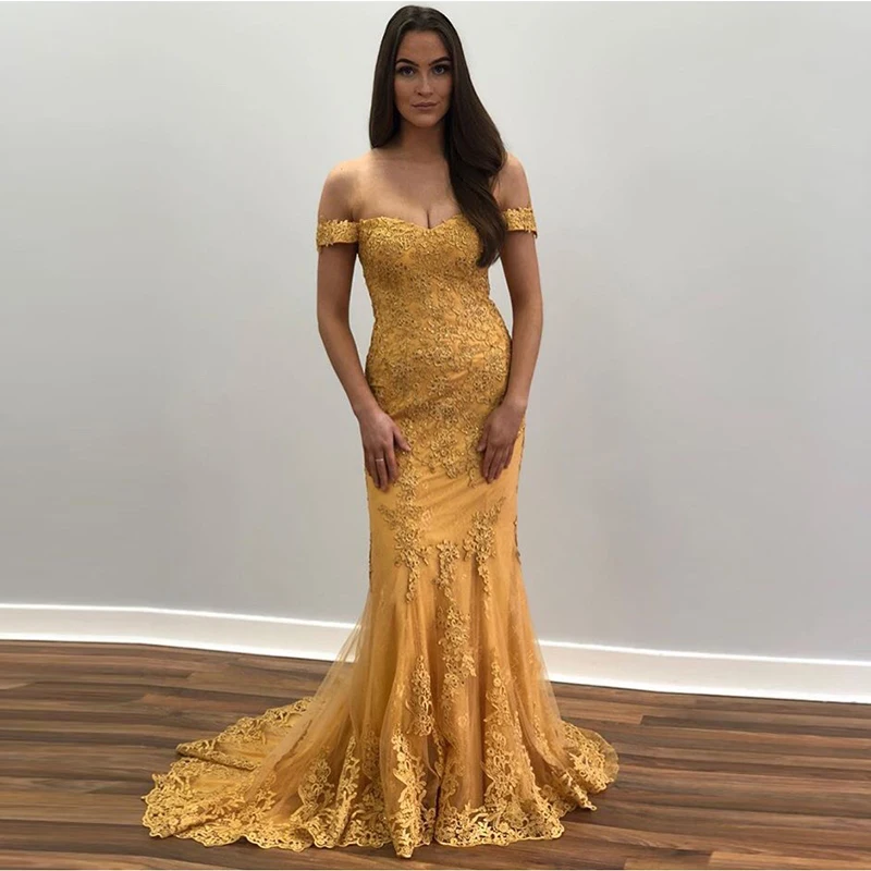 Женское вечернее платье со шлейфом элегантное золотистое и открытыми плечами