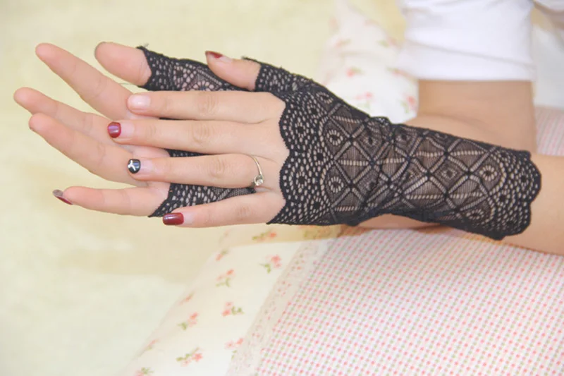 Модные, пикантные летние женские Половина Finger солнцезащитный крем короткая кружевная перчатка Для женщин вождения перчатки без пальцев черная короткая одежда для защиты от Солнца перчатки G173