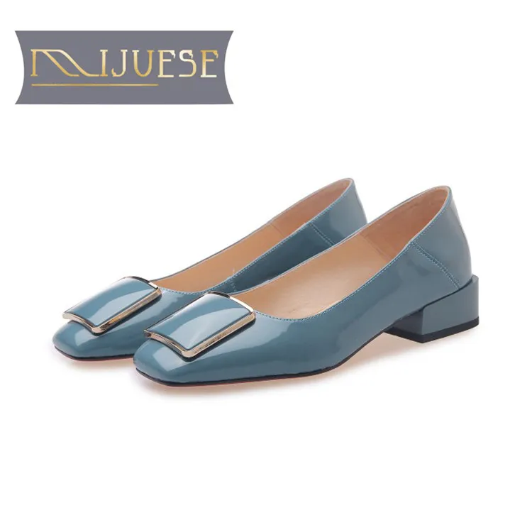 Женские туфли-лодочки из мягкой коровьей кожи с металлическим украшением | Обувь