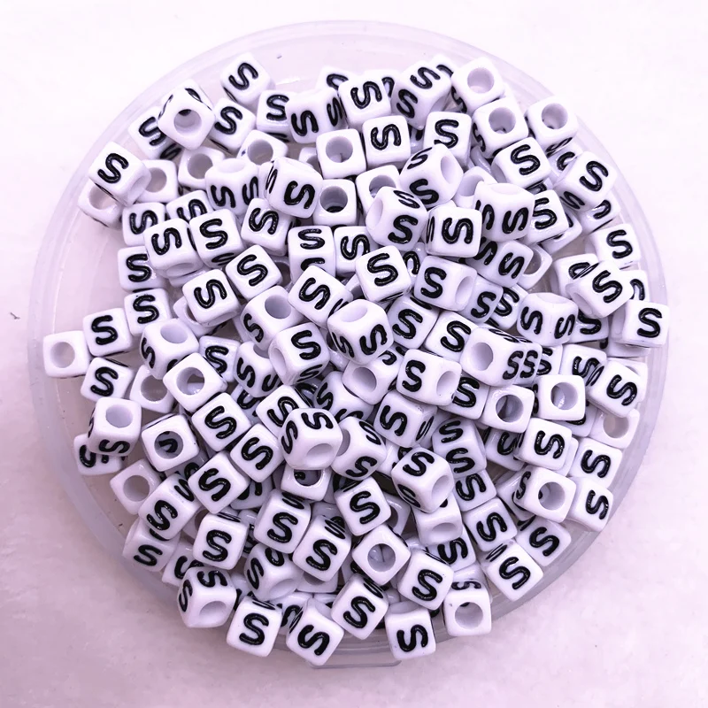 100 шт./лот акриловые кубические шарики с буквами S белого алфавита для