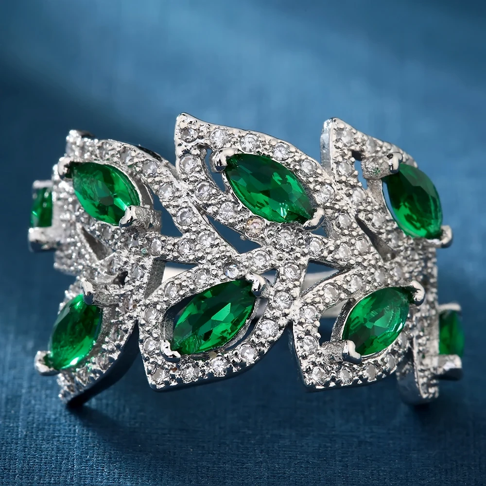 Женское кольцо с австрийскими кристаллами Bijoux Green Серебряное элегантное круглое