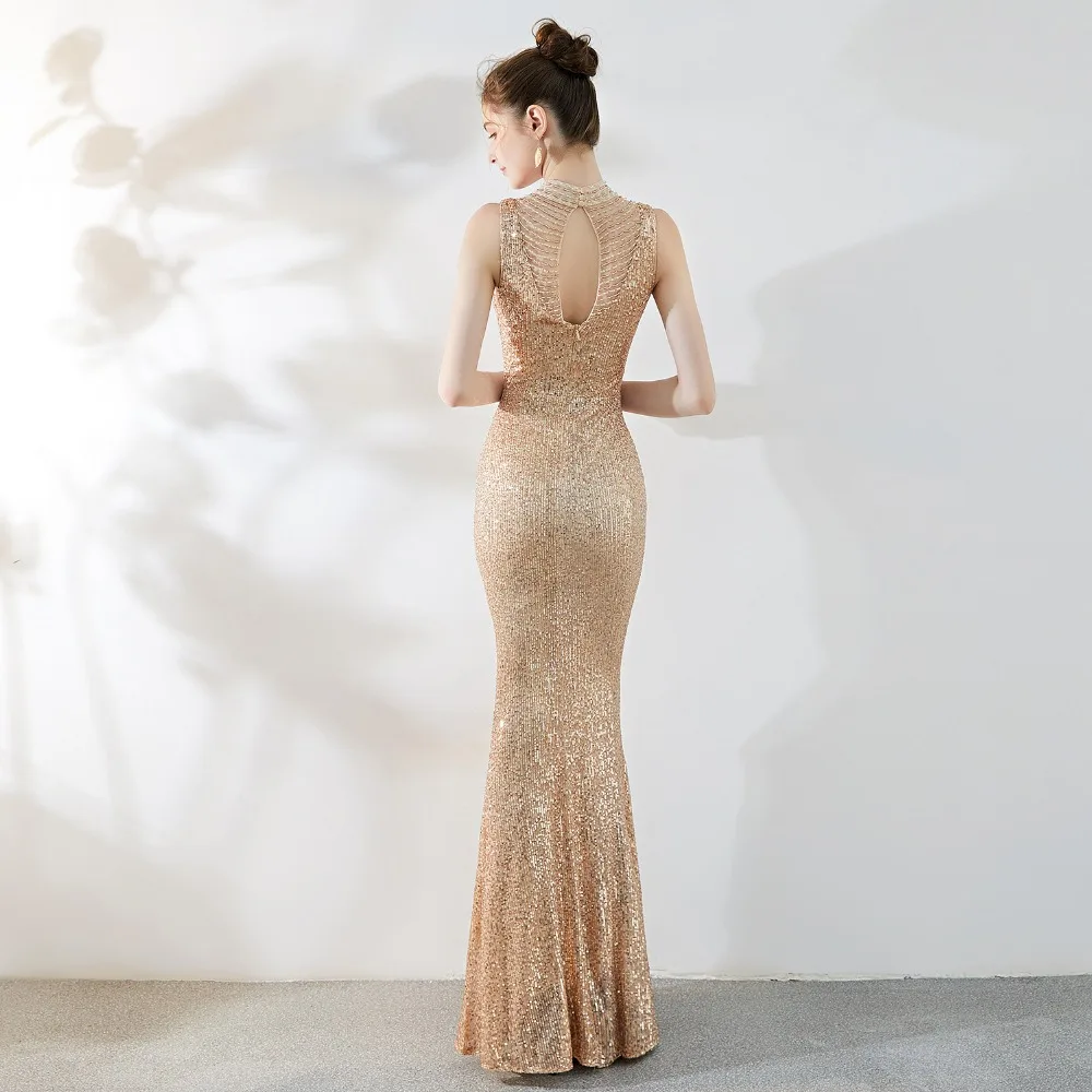 Золотое шикарное платье с блестками и бисером высоким воротником без рукавов
