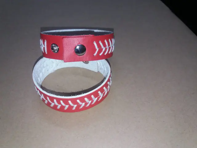 Софтбол бейсбол спорт браслет v-фактический кожаный Желтый софтбол кожа с