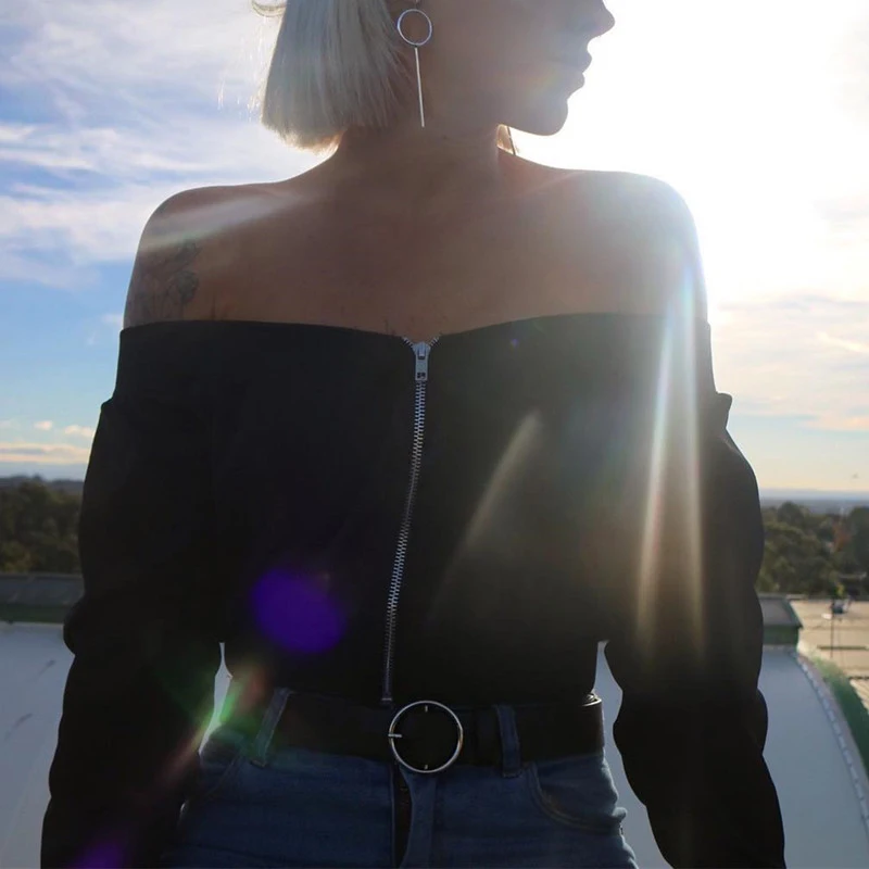 Женская модная куртка с воротником-лодочкой черная укороченная на молнии