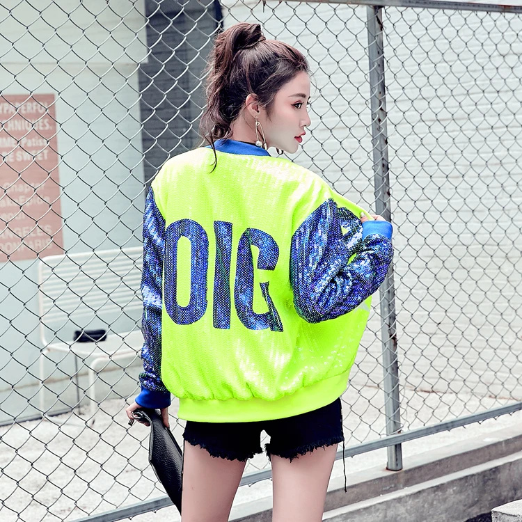 Куртка-пуховик в полоску яркого цвета 88 расшитых блестками с длинным рукавом и |