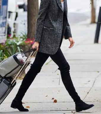 2017 г. сапоги ботфорты на низком каблуке замшевые облегающие высокие винного