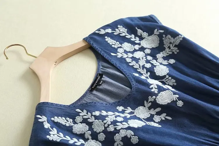 Длинное платье из джинсовой ткани с вышивкой коротким рукавом и треугольным