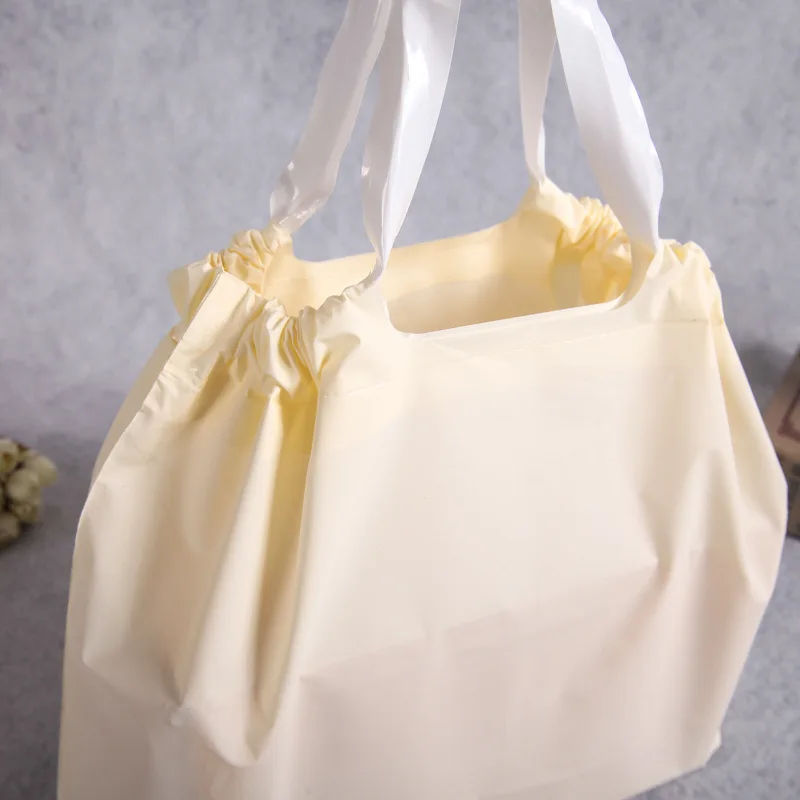 Пластиковые пакеты для одежды с регулируемой ручкой толщиной: 0 18 мм разноцветные