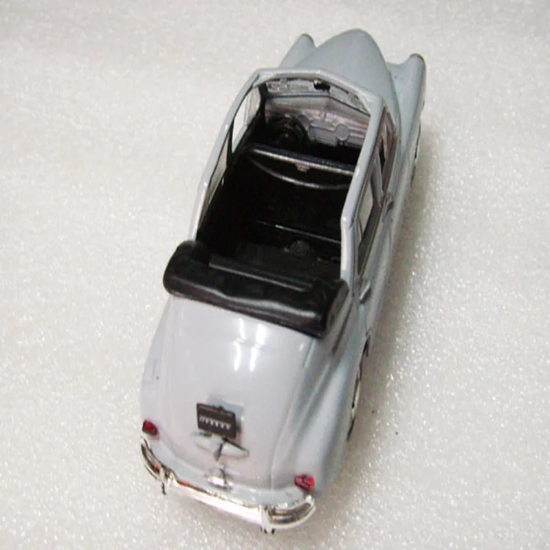 Модель из сплава с маятником Классическая винтажная модель 1/43 |