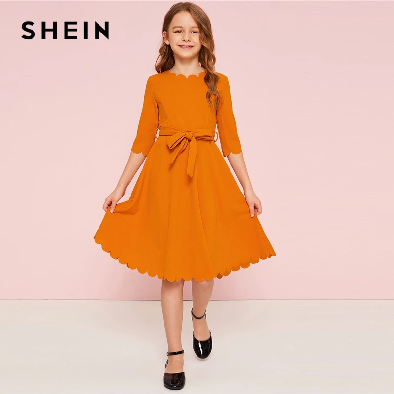 SHEIN Kiddie/однотонное праздничное платье с зубчатым подолом для девочек с поясом, г., летние детские платья с высокой талией, милое ТРАПЕЦИЕВИДНОЕ расклешенное платье до колена