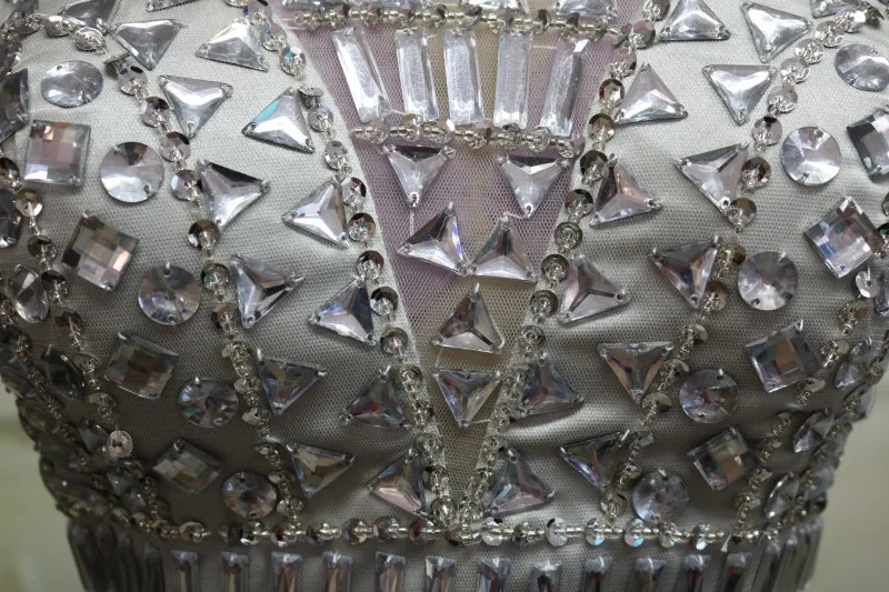 Сексуальное коктейльное платье с кристаллами блестящее высокой горловиной из