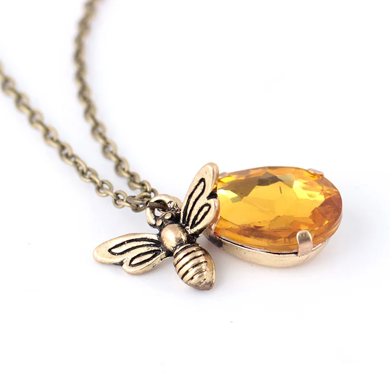 

Fashion Cute Girls Tiny Bee Pendant Necklace For Women Vintage Bee Crystal Choker Chain Necklace Female Jewelry Party Gift