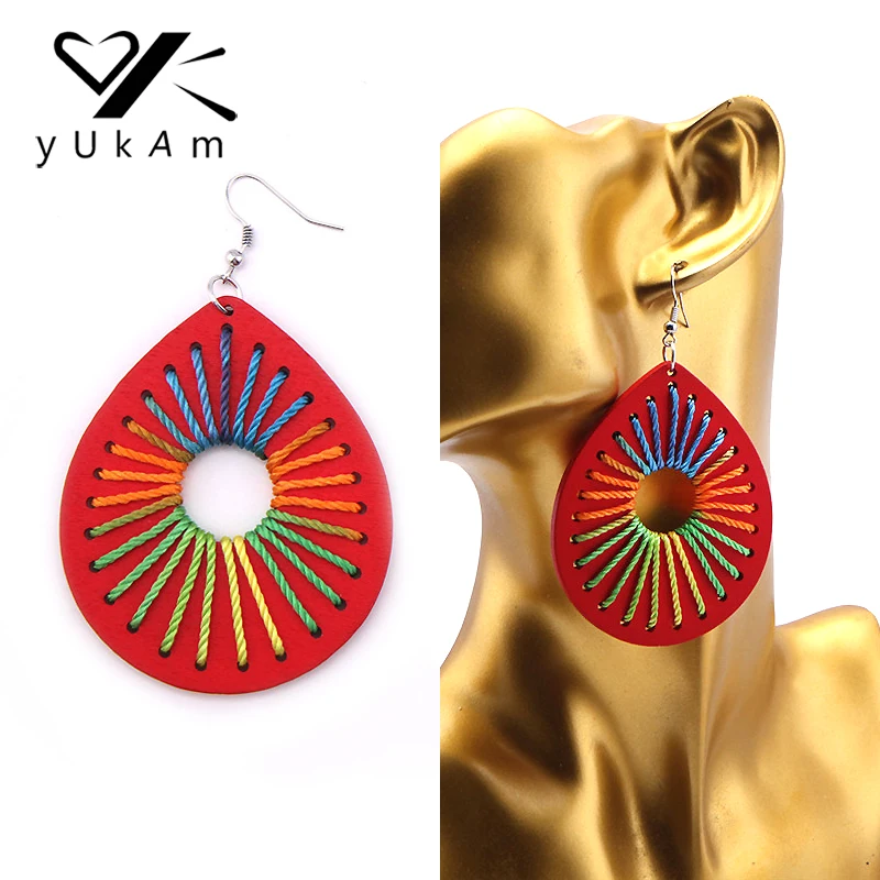 Женские большие висячие серьги YUKAM Boho резные деревянные радужного цвета