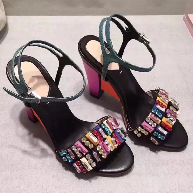 Разноцветные дизайнерские женские босоножки со стразами коллекция 2019 года