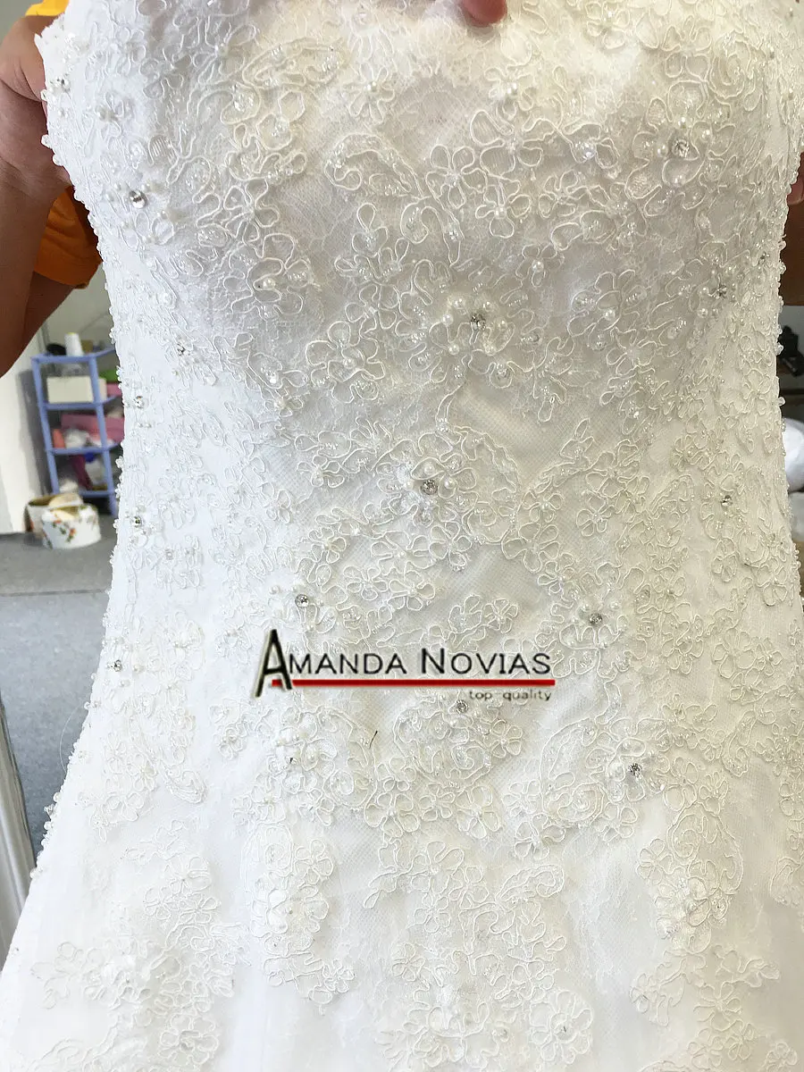 Красивое кружевное свадебное платье трапециевидной формы без бретелек на