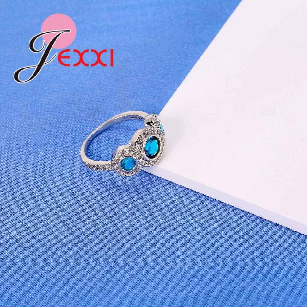 Женское кольцо из серебра 925 пробы с синим фианитом