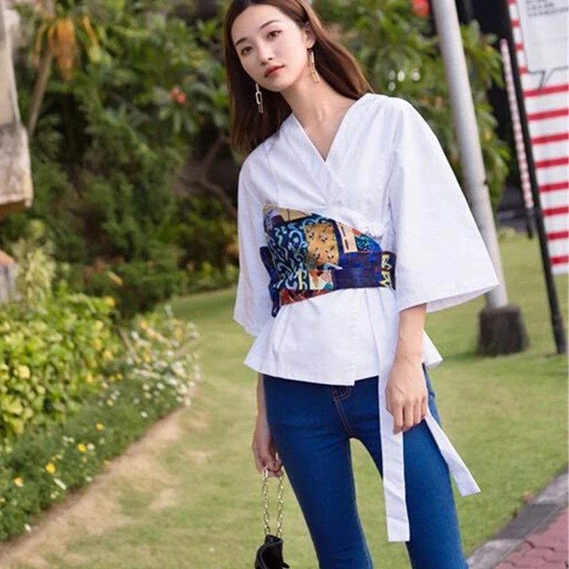 Белая блузка черарт в японском стиле с треугольным вырезом женская летняя