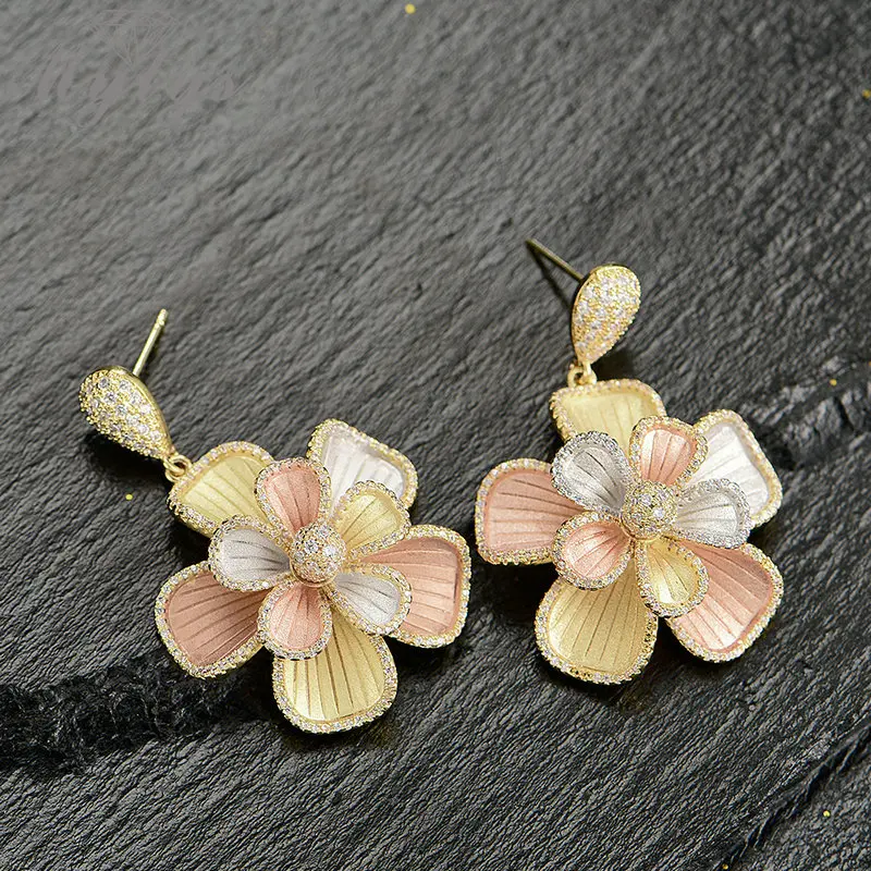 Mytys модные ослепительные серьги в виде цветка три тона стразы медные капли