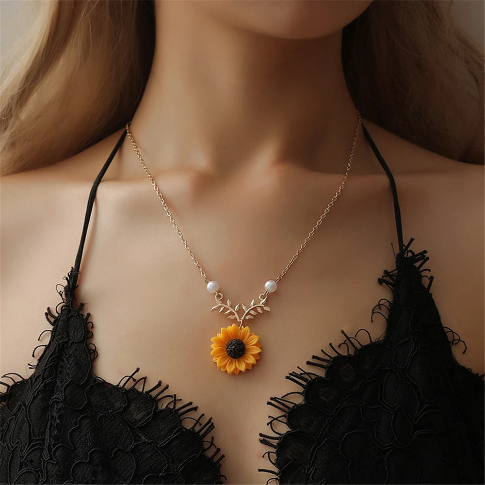 

Delicate Sunflower Pendant Choker Necklace For Women Creative Imitation Pearls Jewelry Necklace Clothes Accessories