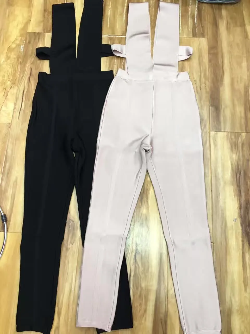 Женский модельный комбинезон с глубоким V-образным вырезом | Женская одежда