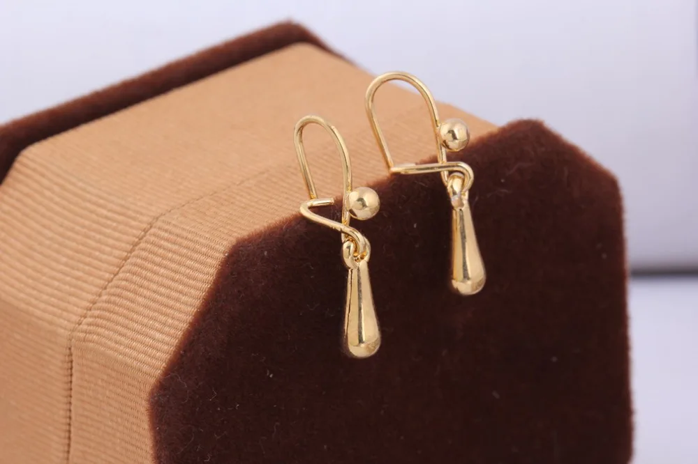 Серьги золотистого цвета CC с горячей гладкой каплевидной подвеской золотого